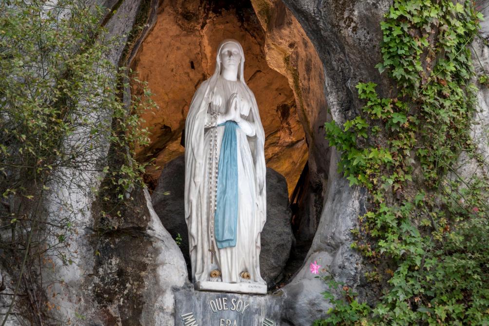 Statue de la sainte vierge dans une grotte